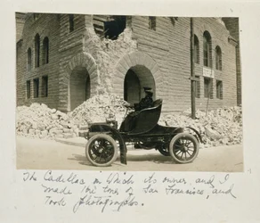 Uma mulher visitando as ruínas após o terremoto de San Francisco, 1906
